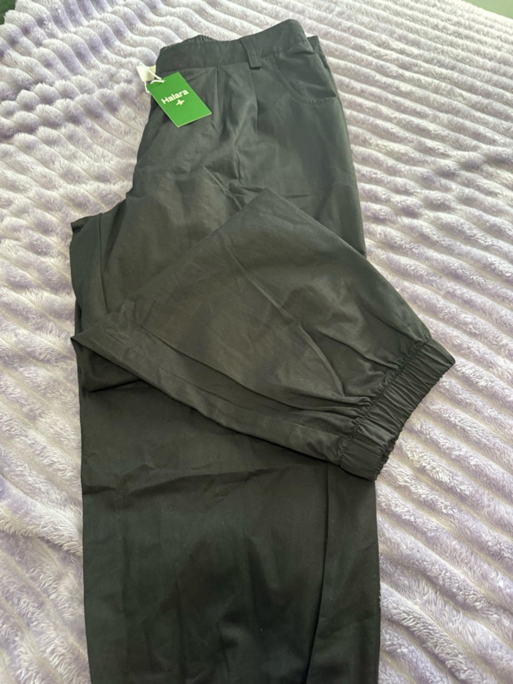 HALARA Black Elastic-Waist Capris with Button Detail